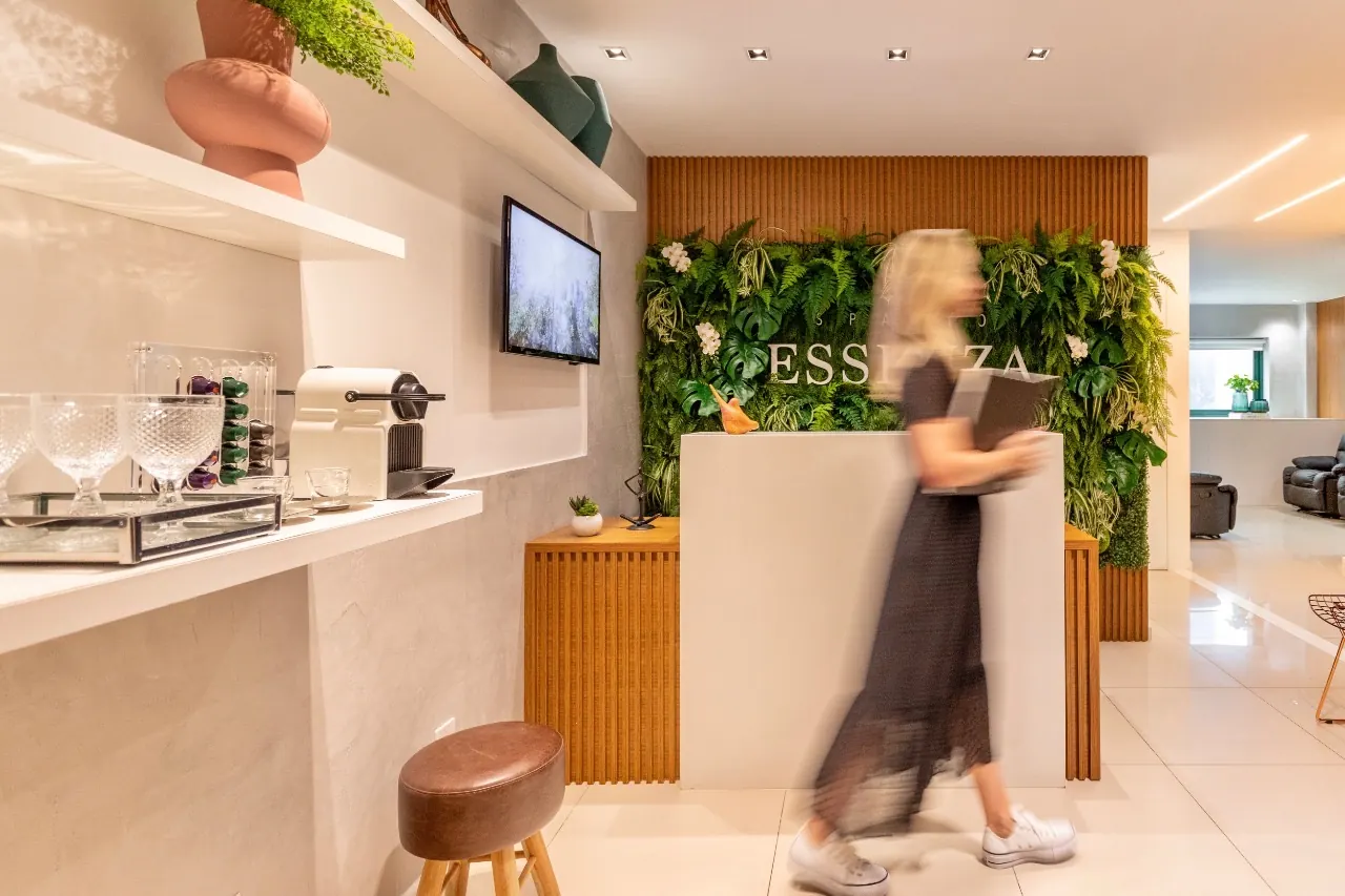 Área de espera da Spazio Essenza com bancada de café